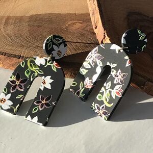 Floral Print Drop Dangle Earrings Black with White and Pink Flowers NEW! 44B1